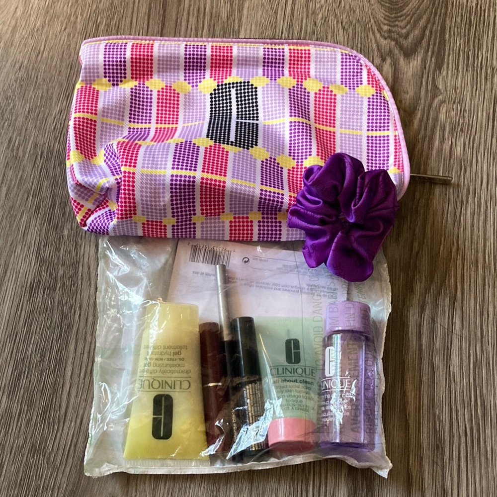 Clinique 7 Piece New in Plastic Good Bag 💼 Full of Makeup Samples.